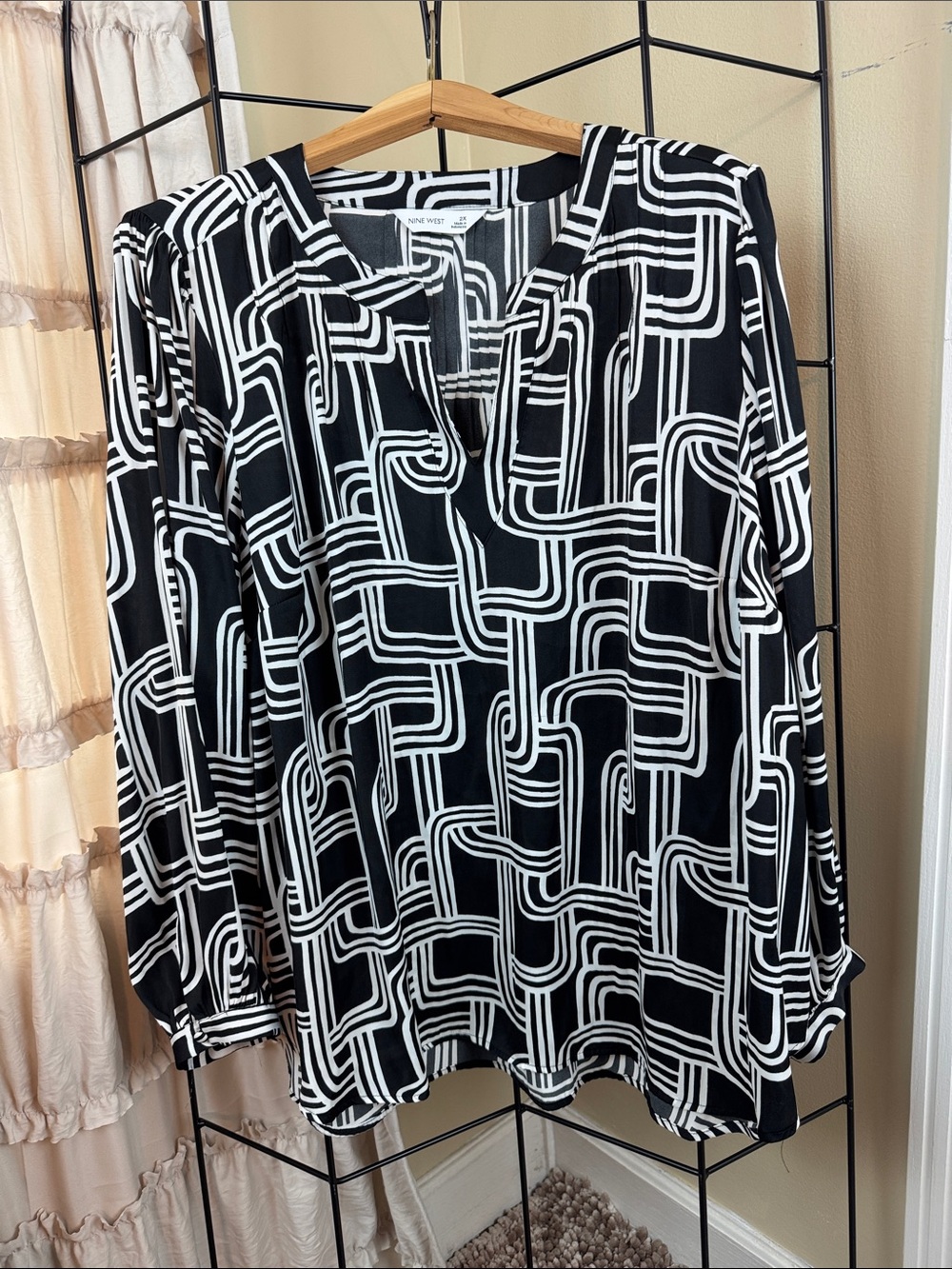 Nine West Black and White Geometric Long-Sleeve Blouse Size 2X EUC